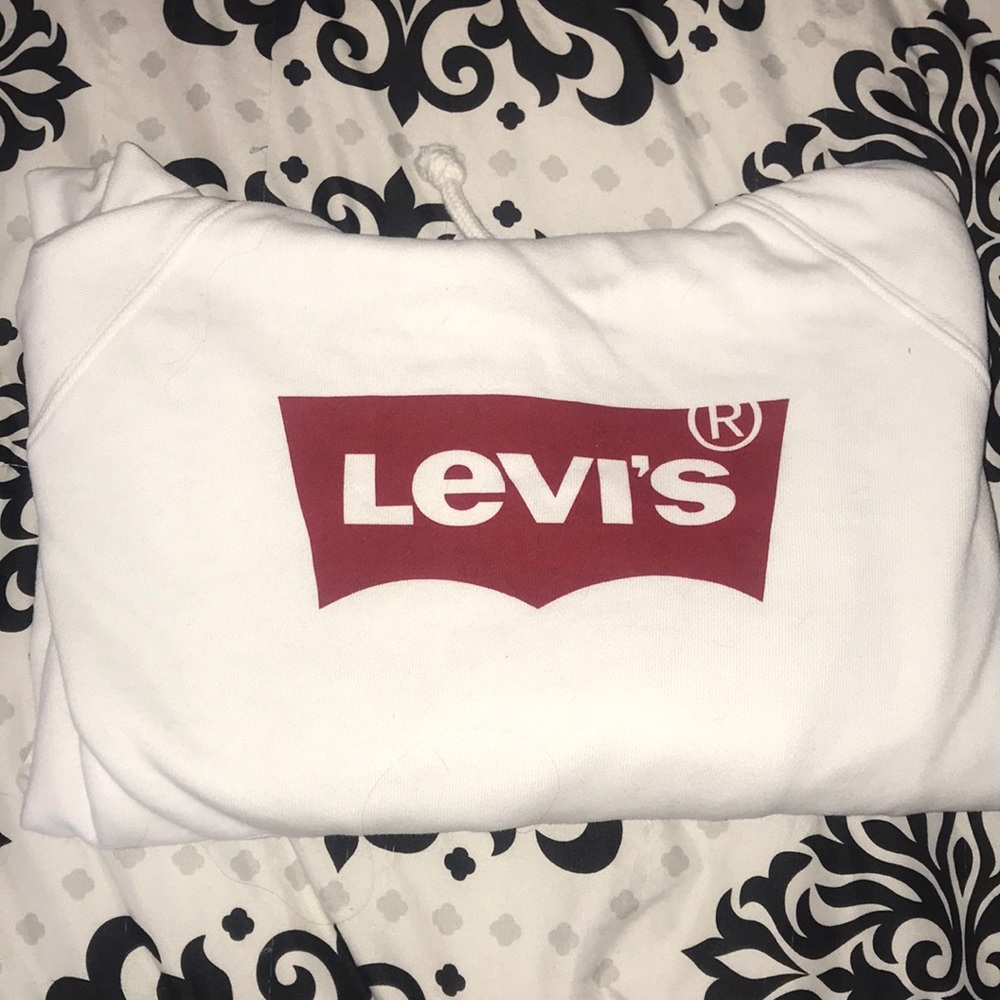 White Levi’s hoodie